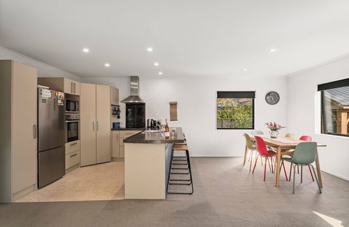 Lowburn Casa | Sun Soaked Escape - Cromwell Holiday Home