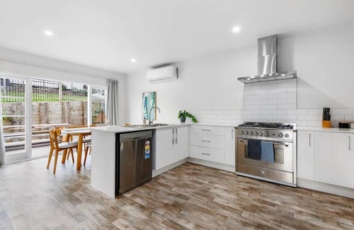 Torbay Casa | Sun-Soaked Holiday Home Close to Beach