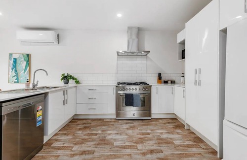 Torbay Casa | Sun-Soaked Holiday Home Close to Beach