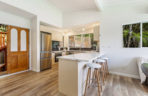 Bethells Beach Casa | Bethells Beach: vistas a la montaña y selva tropical nativa
