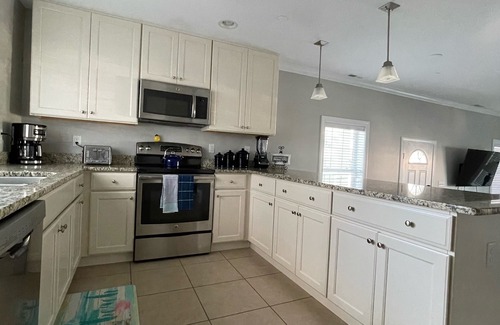 Ocean City Casa | Sunburst on 16th A Block from the Beach and Boardwalk! 2 Car Garage Ocean View