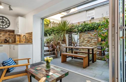 Tenby Casa | Sunbury Villa - Close to Town and Beaches