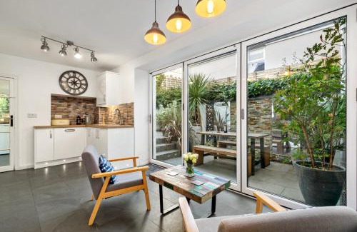 Tenby Casa | Sunbury Villa - Close to Town and Beaches