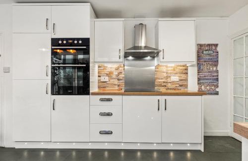 Tenby Casa | Sunbury Villa - Close to Town and Beaches