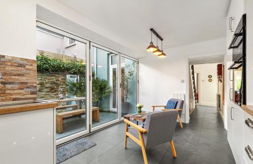 Tenby Casa | Sunbury Villa - Close to Town and Beaches