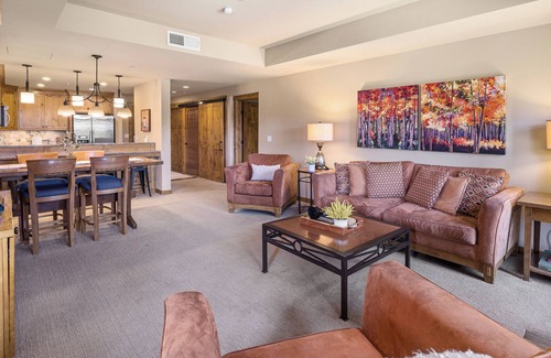 Cle Elum Condominio | Suncadia golf view condo with seasonal pool and hot tub!
