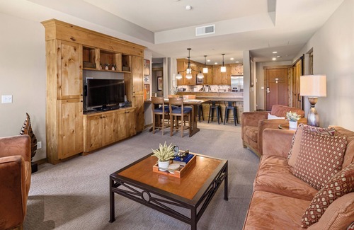 Cle Elum Condominio | Suncadia golf view condo with seasonal pool and hot tub!