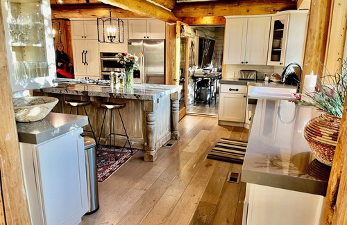 Sundance Cabina | Sundance Compound, Large Groups, Hot Tub, Casita, Sleeps up to 18!