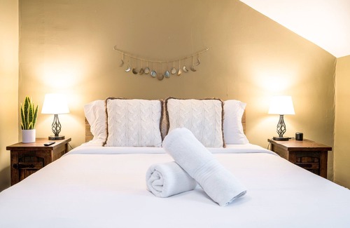 Grey Highlands Cabina | Sundance of Blantyre Ski Lodge w/ Private Hot Tub & Sauna House
