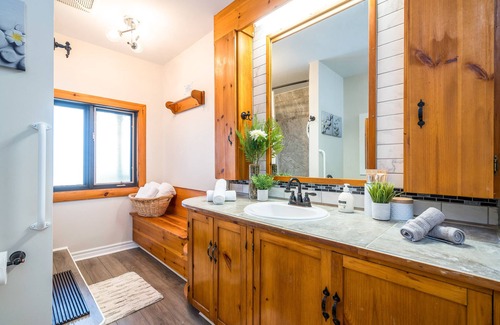 Grey Highlands Cabina | Sundance of Blantyre Ski Lodge w/ Private Hot Tub & Sauna House