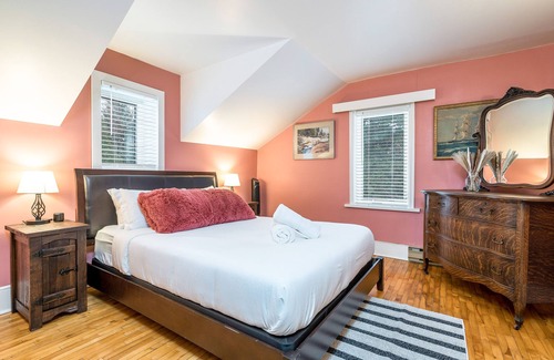 Grey Highlands Cabina | Sundance of Blantyre Ski Lodge w/ Private Hot Tub & Sauna House