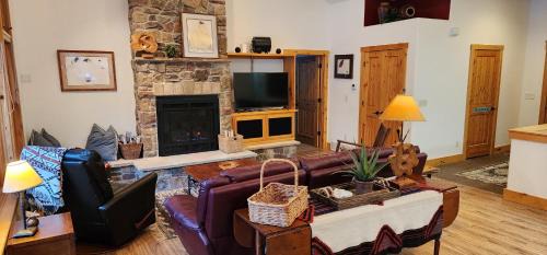 Sundance Casa | Sundance Spacious Vaulted Ceiling cabin, Hot tub, huge lawn