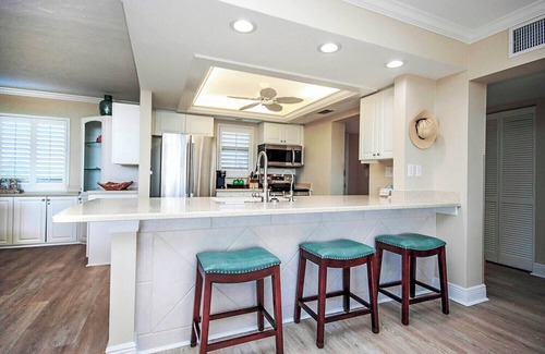 Sanibel Casa | Sundial P402 Gulf View Two bedroom Beach Condo