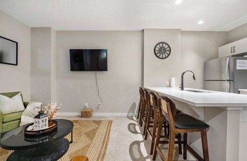 Cochrane Casa | Sundown Sweet Spot for 2, Near Rocky Mountains