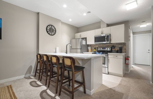 Cochrane Casa | Sundown Sweet Spot for 2, Near Rocky Mountains