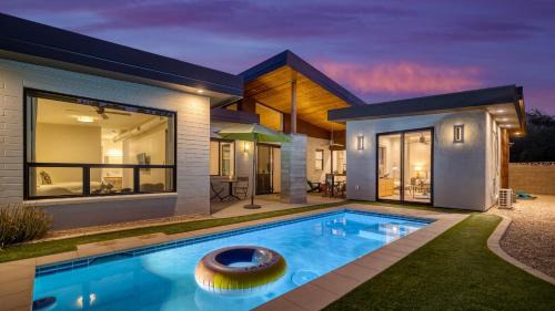 Peaceful Valley Casa | Sundrenched by AvantStay Pool Mins to Old Town