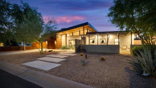 Peaceful Valley Casa | Sundrenched by AvantStay Pool Mins to Old Town