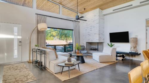 Peaceful Valley Casa | Sundrenched by AvantStay Pool Mins to Old Town