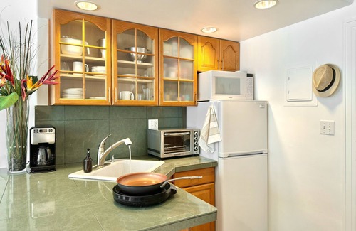 Palm Beach - West Palm Beach Condominio | SUNNY BEACH CONDO w / PISCINA + MUY CENTRAL + WALK 2 BEACH, COMESTIBLES Y RESTAURANTES!