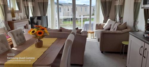 Skegness Casa | Sunflower 3 Bedroom Mini Lodge at Southview Holiday Park Skegness