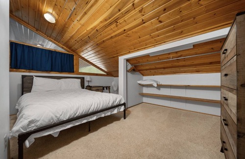 Benzonia Cabina | Sunflower Cabin - Pet Friendly - 2 Story Log Cabin sleeps 10 people in close proximity to amenities