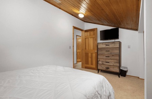 Benzonia Cabina | Sunflower Cabin - Pet Friendly - 2 Story Log Cabin sleeps 10 people in close proximity to amenities