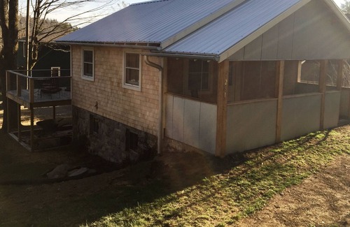 Blowing Rock Cabaña | Sunflower Cottage 1 Bedroom Cottage by Redawning