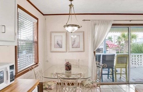 Gulf Shores Casa | Sunflower in the City: Location! Location! Location! Love dogs! Block from ⛱️.