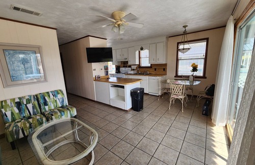 Gulf Shores Casa | Sunflower in the City: Location! Location! Location! Love dogs! Block from ⛱️.