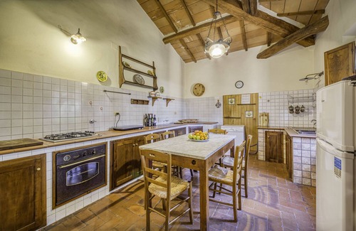 Castiglione del Lago Apartamento | Sunflower apt with shared pool family fun, Castiglione del Lago, Italy