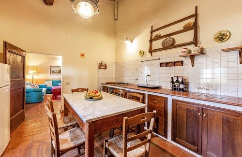 Castiglione del Lago Apartamento | Sunflower apt with shared pool family fun, Castiglione del Lago, Italy