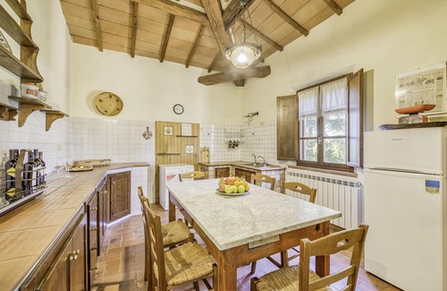 Castiglione del Lago Apartamento | Sunflower apt with shared pool family fun, Castiglione del Lago, Italy