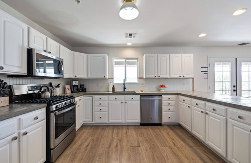 Joshua Tree Casa | Sunflower Ranch | 1mi from JT | New Pool + Game Room