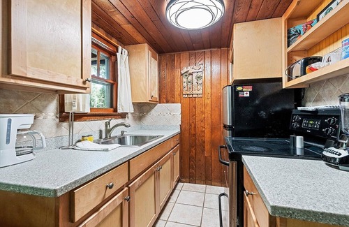 Maggie Valley Cabina | Sunflower Shack: 1 BR, 1 BA Cabin or Bungalow in Maggie Valley, Sleeps 2