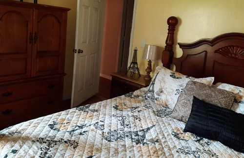 New Bern Casa | Sunflower Smiles Cozy Comfortable Private