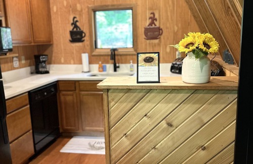 Innsbrook Chalet De Esquí | Sunflower Valley in Innsbrook Missouri that sleeps 10 comfortably. Fur babies ok