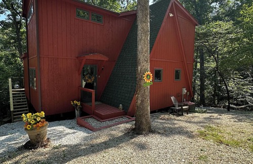 Innsbrook Chalet De Esquí | Sunflower Valley in Innsbrook Missouri that sleeps 10 comfortably. Fur babies ok