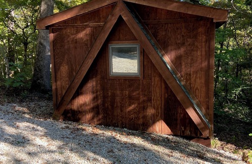 Innsbrook Chalet De Esquí | Sunflower Valley in Innsbrook Missouri that sleeps 10 comfortably. Fur babies ok