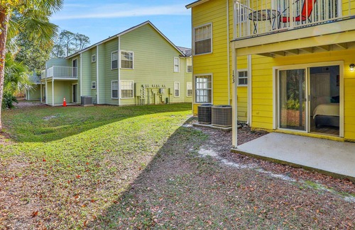 Royal Palm Bay Condominio | Sunflower-yellow condo with pool, W/D, hot tub & kitchen - dog/snowbird-friendly
