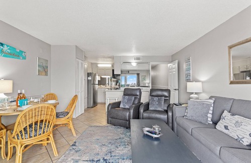 Thomas Drive Condominio | Sun-Kissed Bliss Skip Elevators 2nd Floor Beachfront + Free Chairs & Tikki