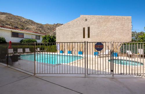 Historic Tennis Club Casa | Sunkist at 411 - Walking Distance to Downtown PS