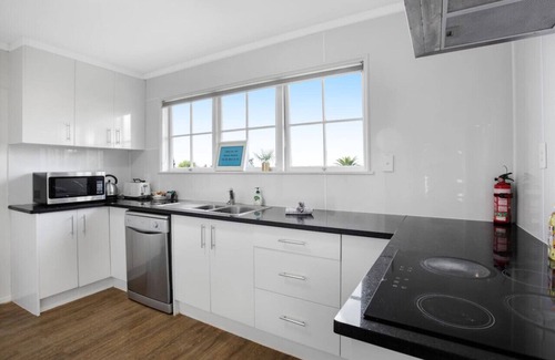 Greenlane - Ellerslie Casa | Sunlit Glow Home with Parking and Air-con