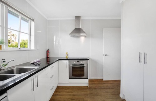 Greenlane - Ellerslie Casa | Sunlit Glow Home with Parking and Air-con
