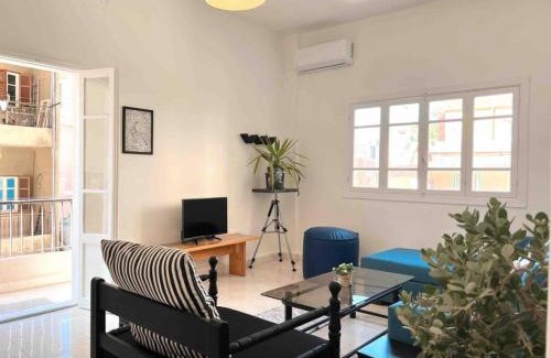 Beirut Apartamento | Sunlit 2BR apt on MarMikhael Stairs
