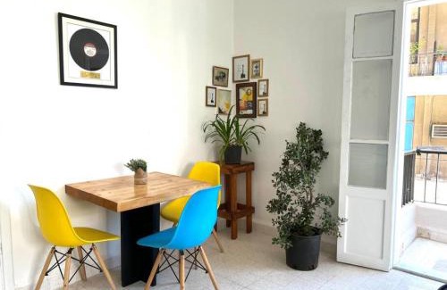 Beirut Apartamento | Sunlit 2BR apt on MarMikhael Stairs