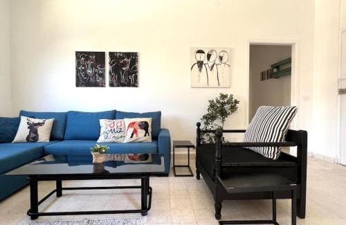 Beirut Apartamento | Sunlit 2BR apt on MarMikhael Stairs
