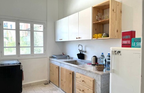 Beirut Apartamento | Sunlit 2BR apt on MarMikhael Stairs