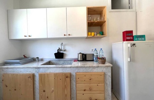Beirut Apartamento | Sunlit 2BR apt on MarMikhael Stairs