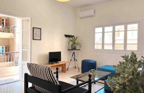 Beirut Apartamento | Sunlit 2BR apt on MarMikhael Stairs