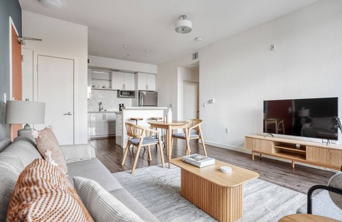 Southwest Berkeley Apartamento | Sunlit Berkeley 1BR w/ Gym, Roof & W/D, nr Amtrak, by Blueground